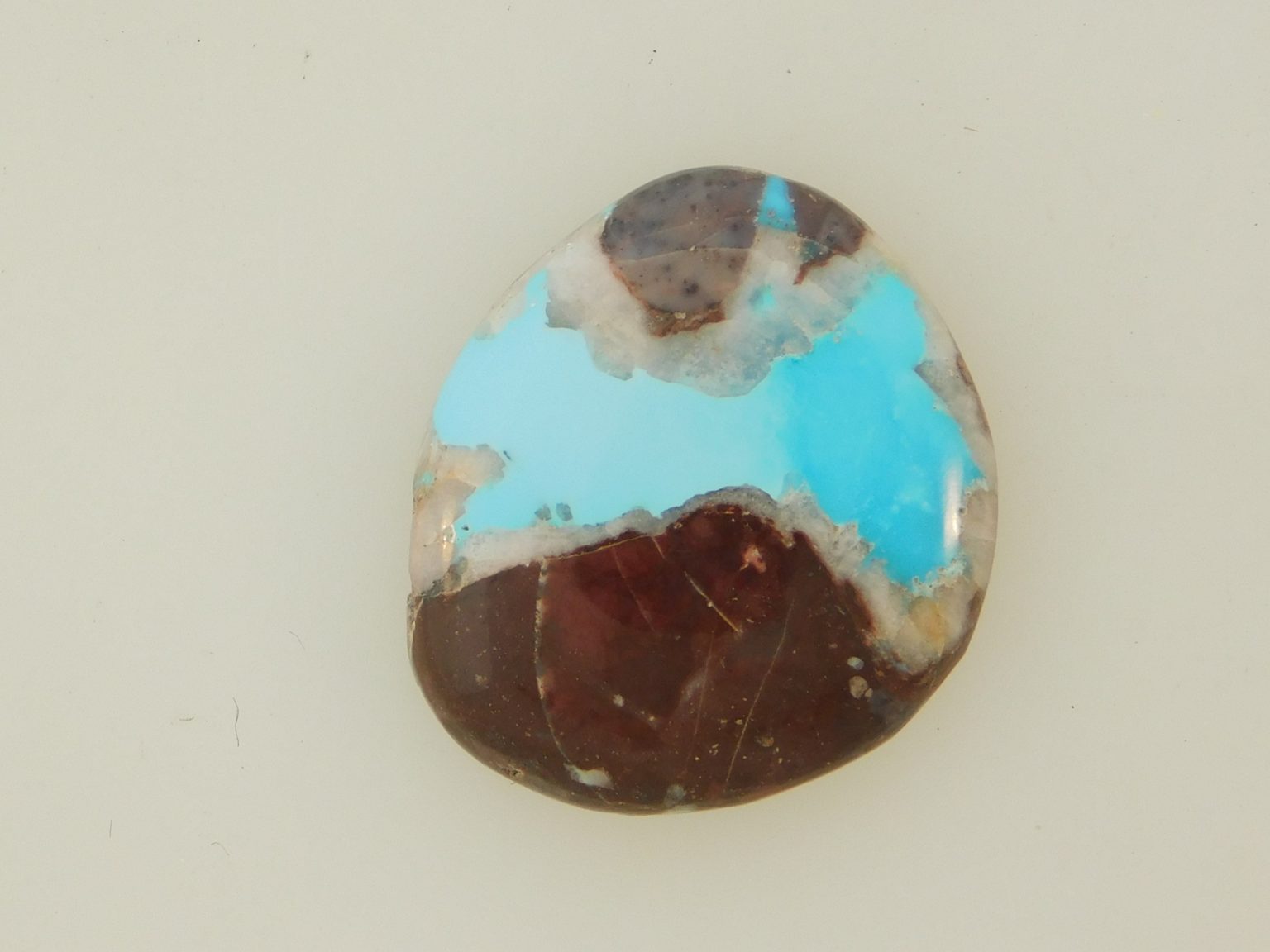 BLUE BISBEE TURQUOISE medium to light blue color in quartz 12 carats